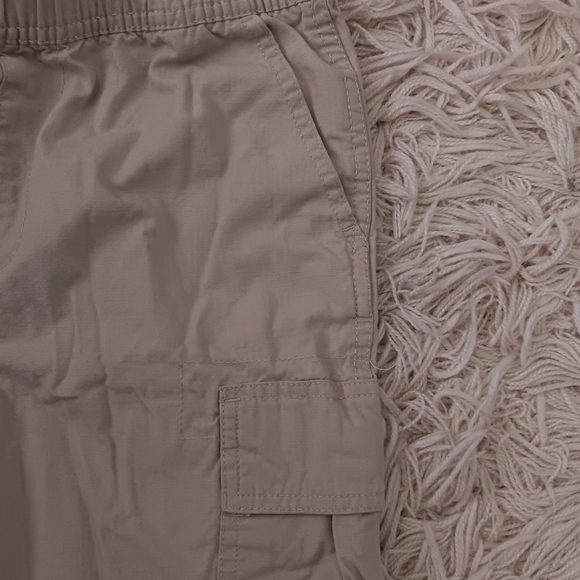 The Childrens Place Shorts Boys Size 10 Beige Pull On Cargo Elastic Adjustable - Picture 3 of 3